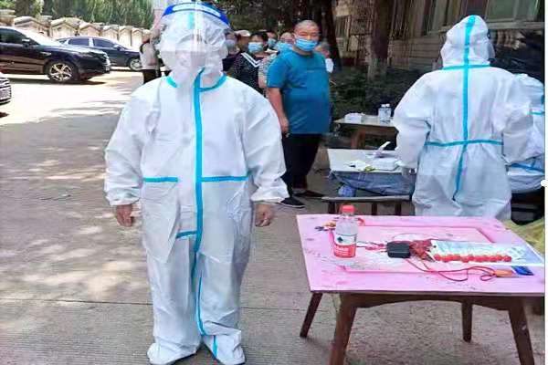 化为“大白”的宁效兴医生在防疫一线。长沙晚报通讯员 王鹏芝 供图