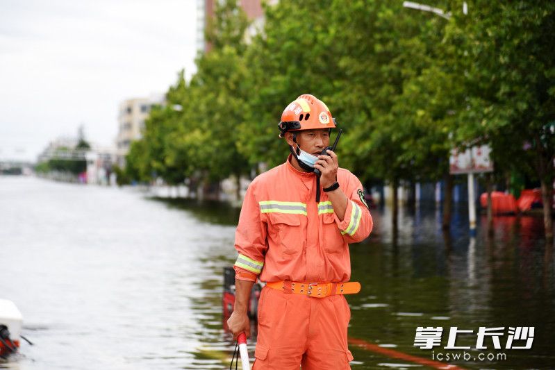 武广消防救援站代理站长张东魁奋战在排涝一线。长沙晚报全媒体记者 刘琦 摄