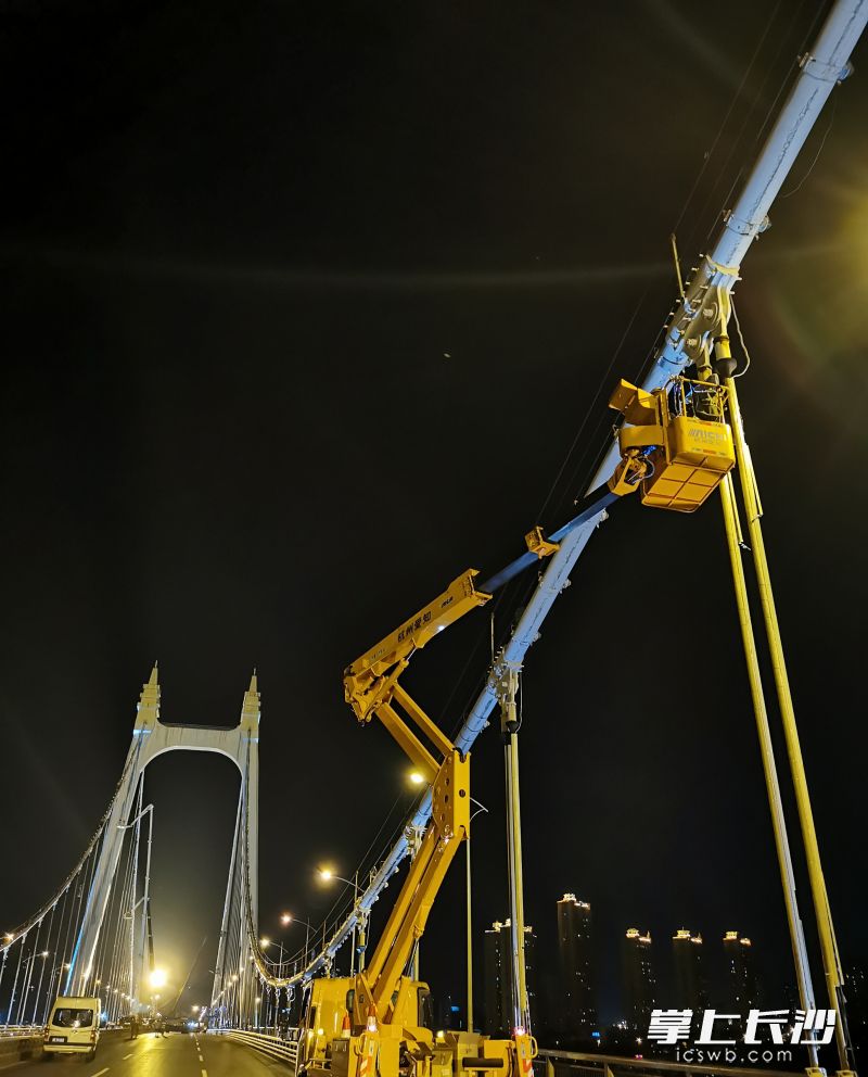 在三汊矶大桥悬索上安装传感器。图片均由梁彪提供