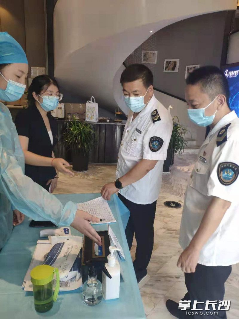长沙卫监执法人员在公共场所开展疫情防控监督检查。  受访者供图