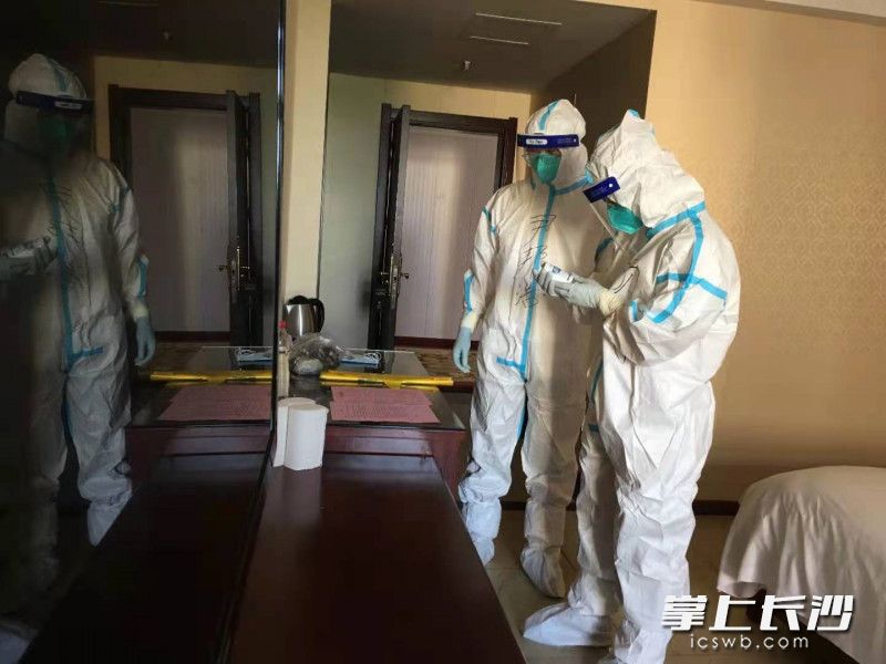 长沙卫监执法人员在定点隔离酒店开展疫情防控督查。