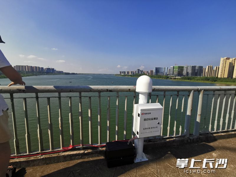 猴子石大桥上的北斗监测桩。梁彪供图