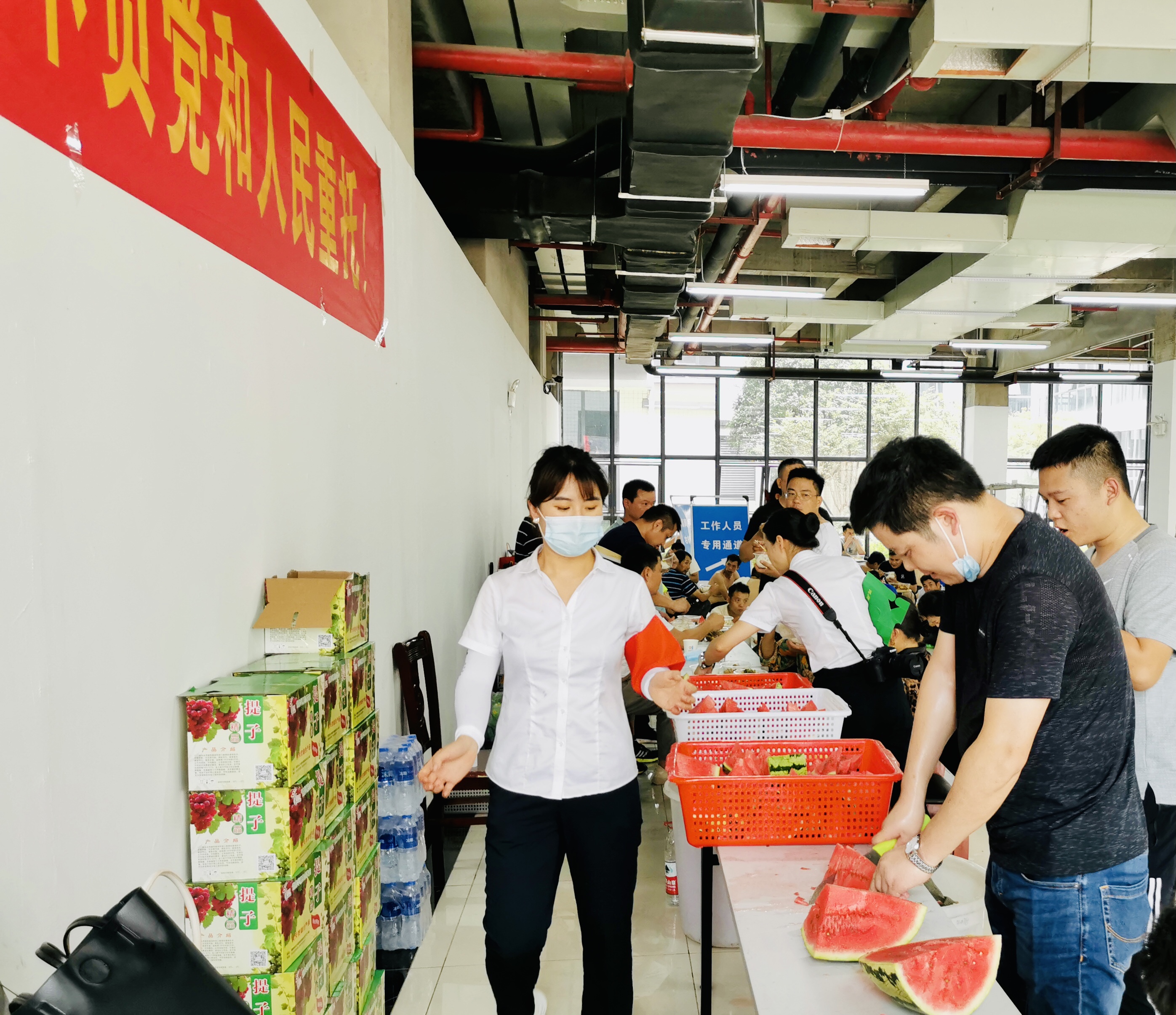 项目临时党支部派出党员志愿者服务队，深入到高温酷暑下的沙坪医院应急工程工地，给工友送来解暑物资。 全媒体记者 李卓 摄