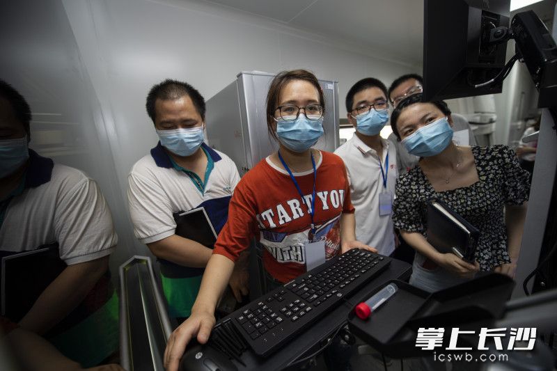 8月3日，技术人员在进行交付培训。