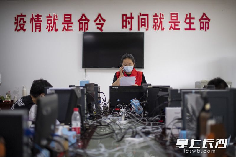 中午12点20分，在天心区疾控中心，陈子怡在帮忙进行数据录入和进行流调。今年19岁的陈子怡今年大一，原本来长沙打暑假工，发生疫情之后，她报名加入了突击队。