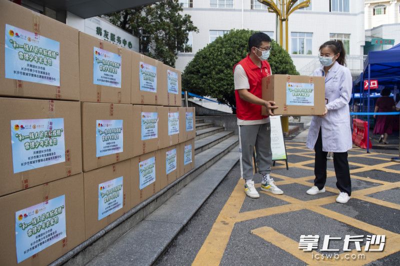 在长沙市第四医院，99年的长沙市星城学雷锋志愿服务发展中心团支部书记苏琪为医护人员们送去50份来自长沙市民的爱心“问候”。 