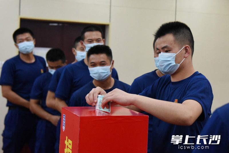 8月6日，望城消防组织开展支援河南抗洪救灾爱心捐款活动。均为长沙晚报全媒体记者 刘琦 摄