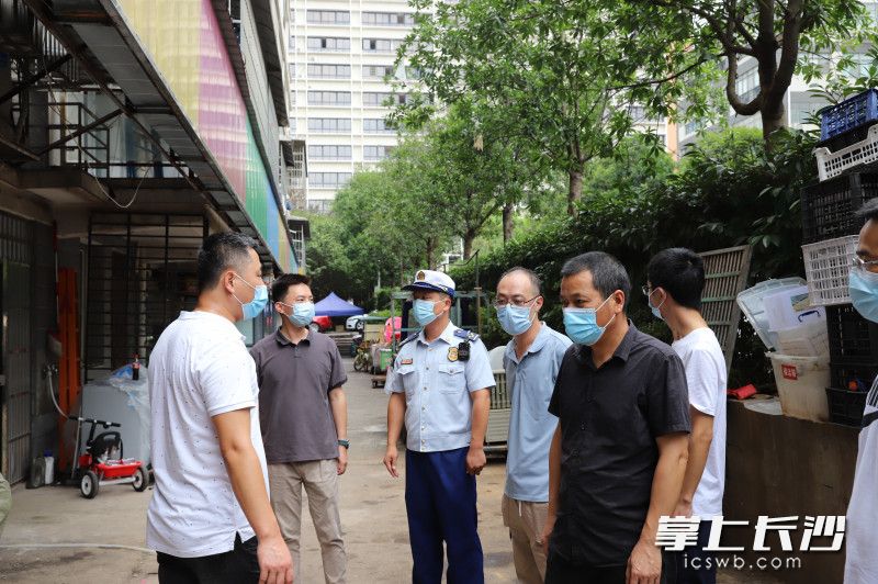 8月6日，长沙高新区消防等多部门深入辖区开展“多合一”场所消防安全整治行动。均为长沙晚报通讯员 陈紫阳 摄