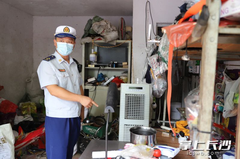 车库内有床铺，住了人，是一家“多合一”场所。