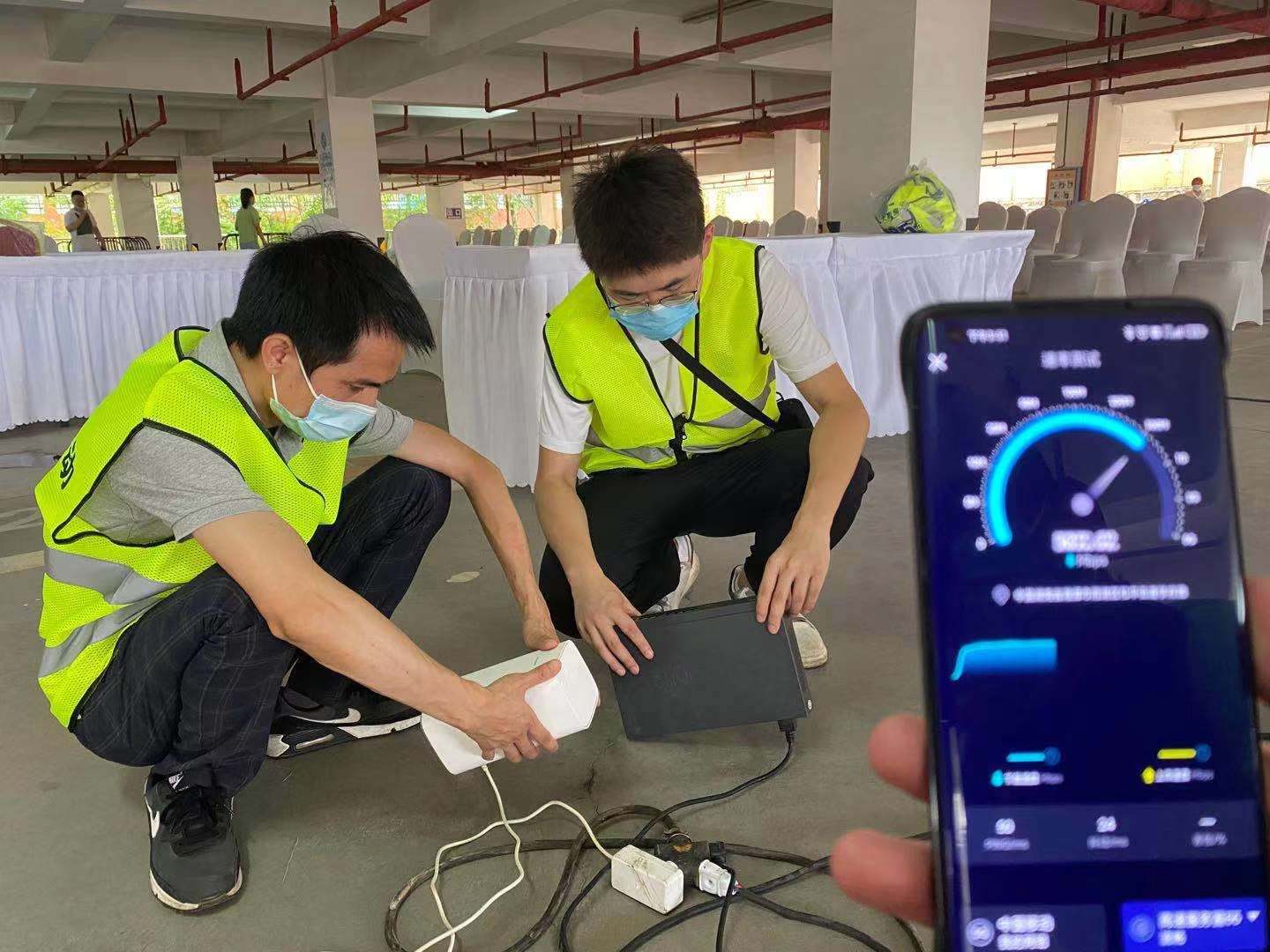 工作人员在九华和平小学方舱内调试5G信号。