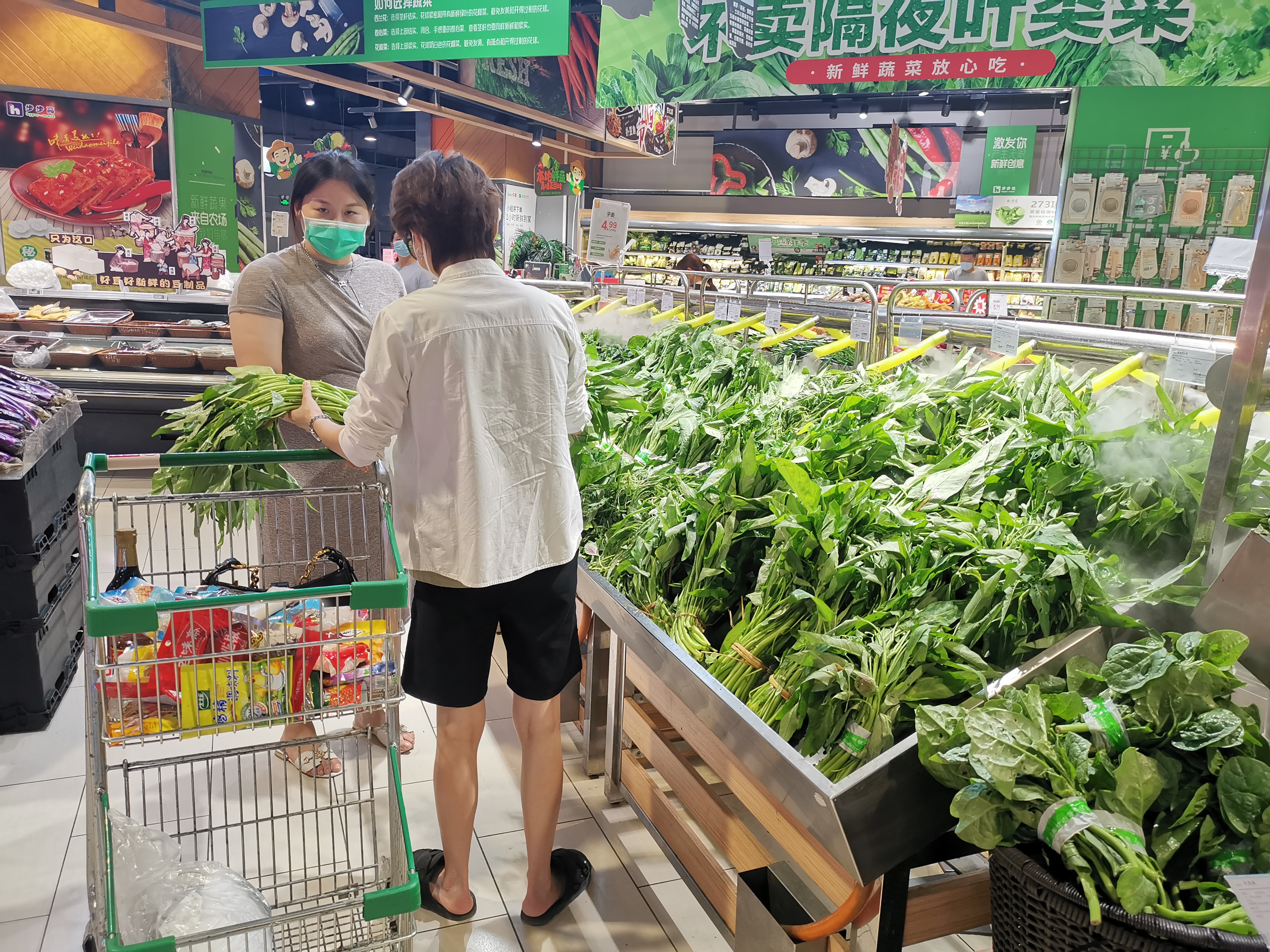 步步高超市梅溪新天地店，市民选购蔬菜。