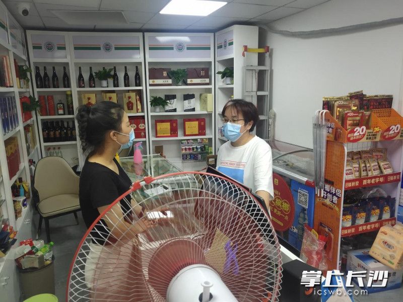 新丰社区工作人员走访辖区门店，宣传防疫知识。长沙晚报通讯员 王鹏芝 供图
