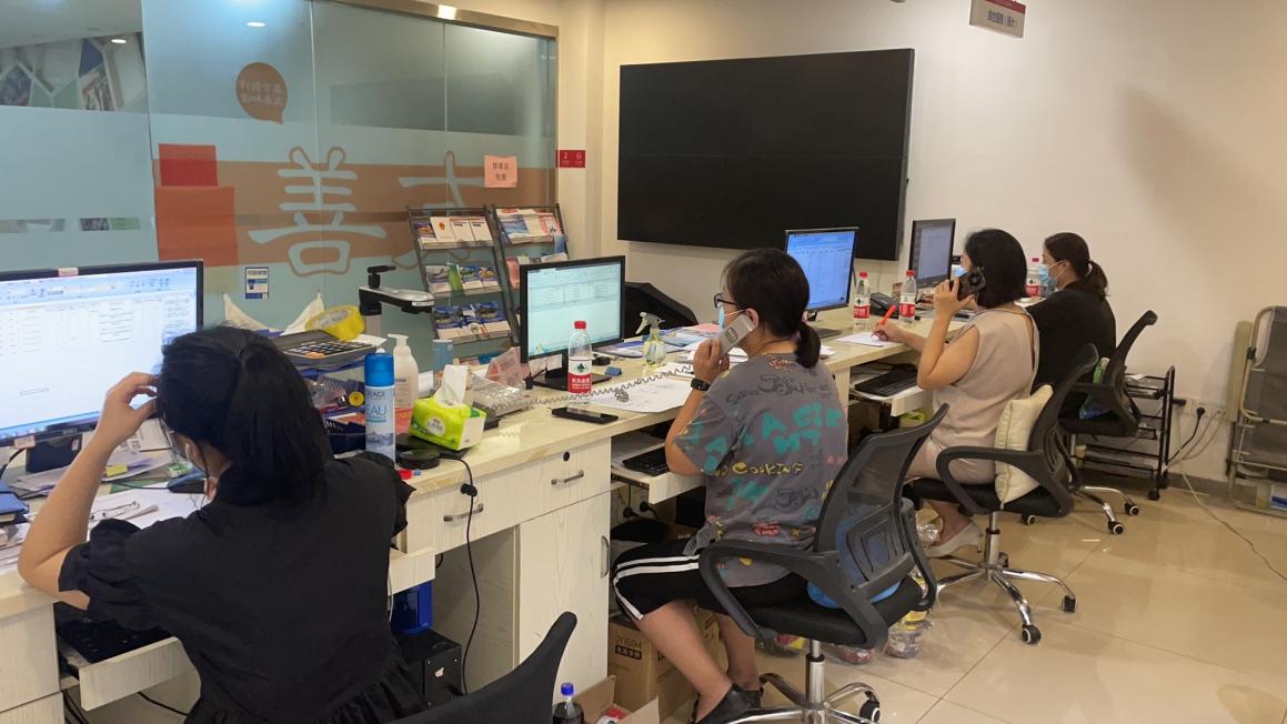全体工作人员加班加点进行大数据核查。通讯员 王鹏芝 供图