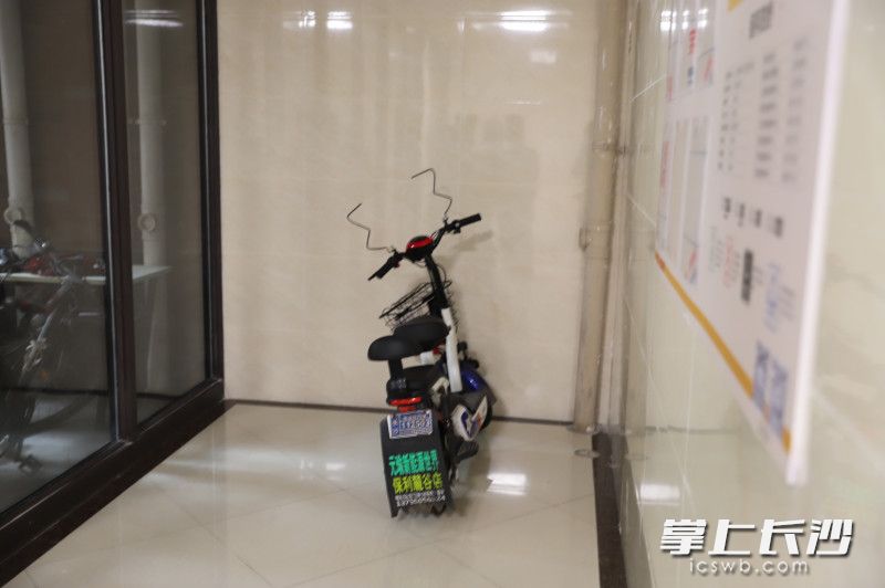 在保利·麓谷林语小区，一辆电动车停放在楼道。均为长沙晚报通讯员 陈紫阳 摄