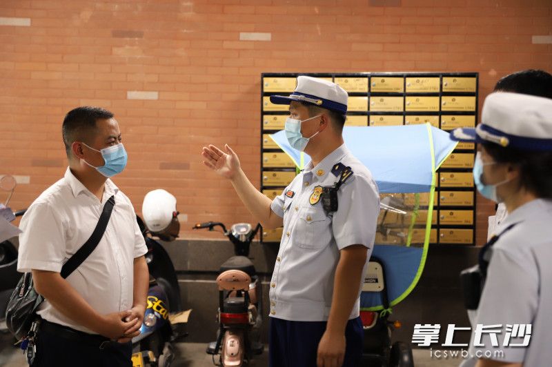 消防监督员宣传《高层民用建筑消防安全管理规定》。