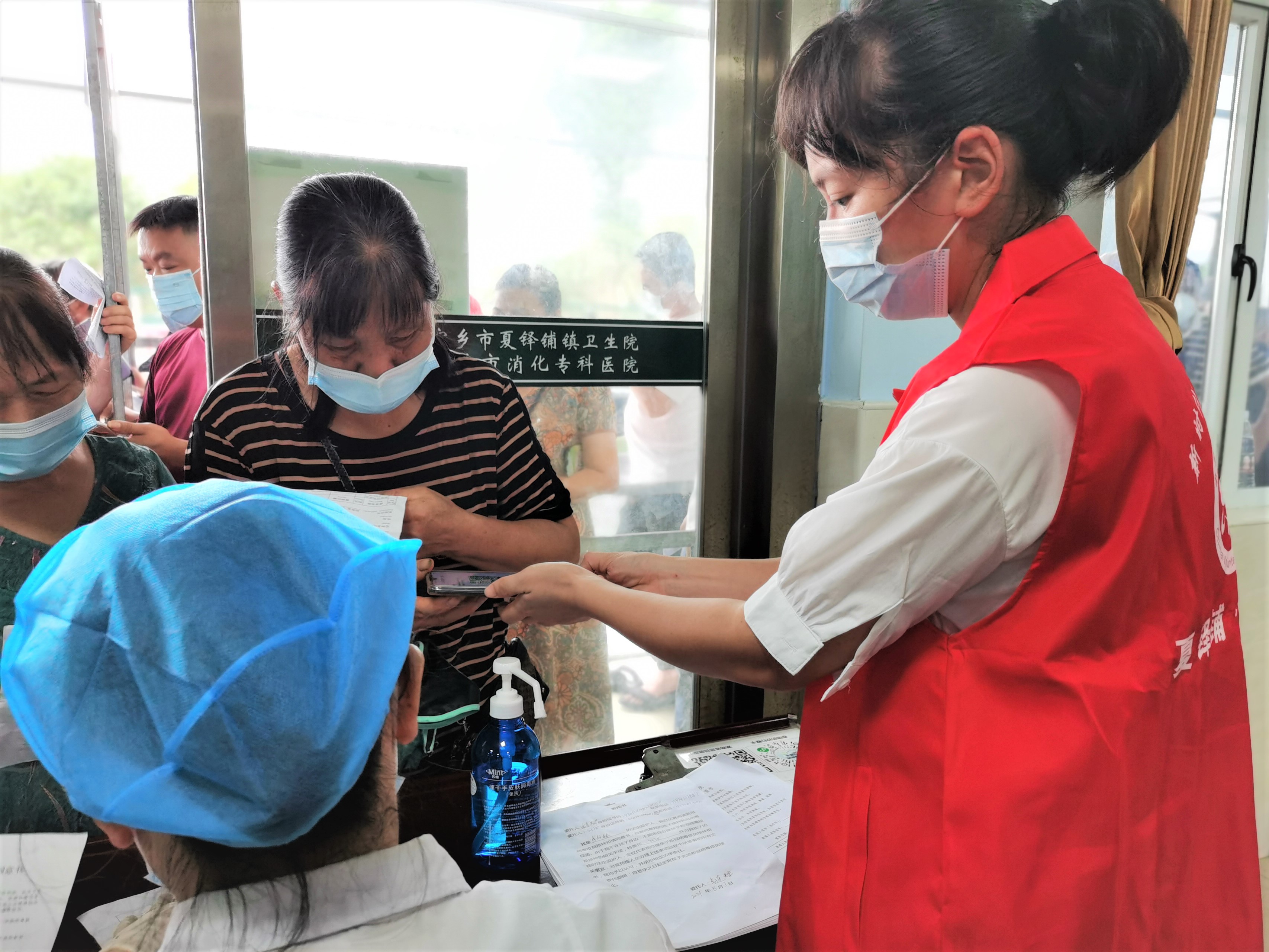 宁乡市夏铎铺镇的志愿者积极行动，配合医务人员开展防疫工作。长沙晚报全媒体记者 张禹 通讯员 黄碧峰 摄影报道