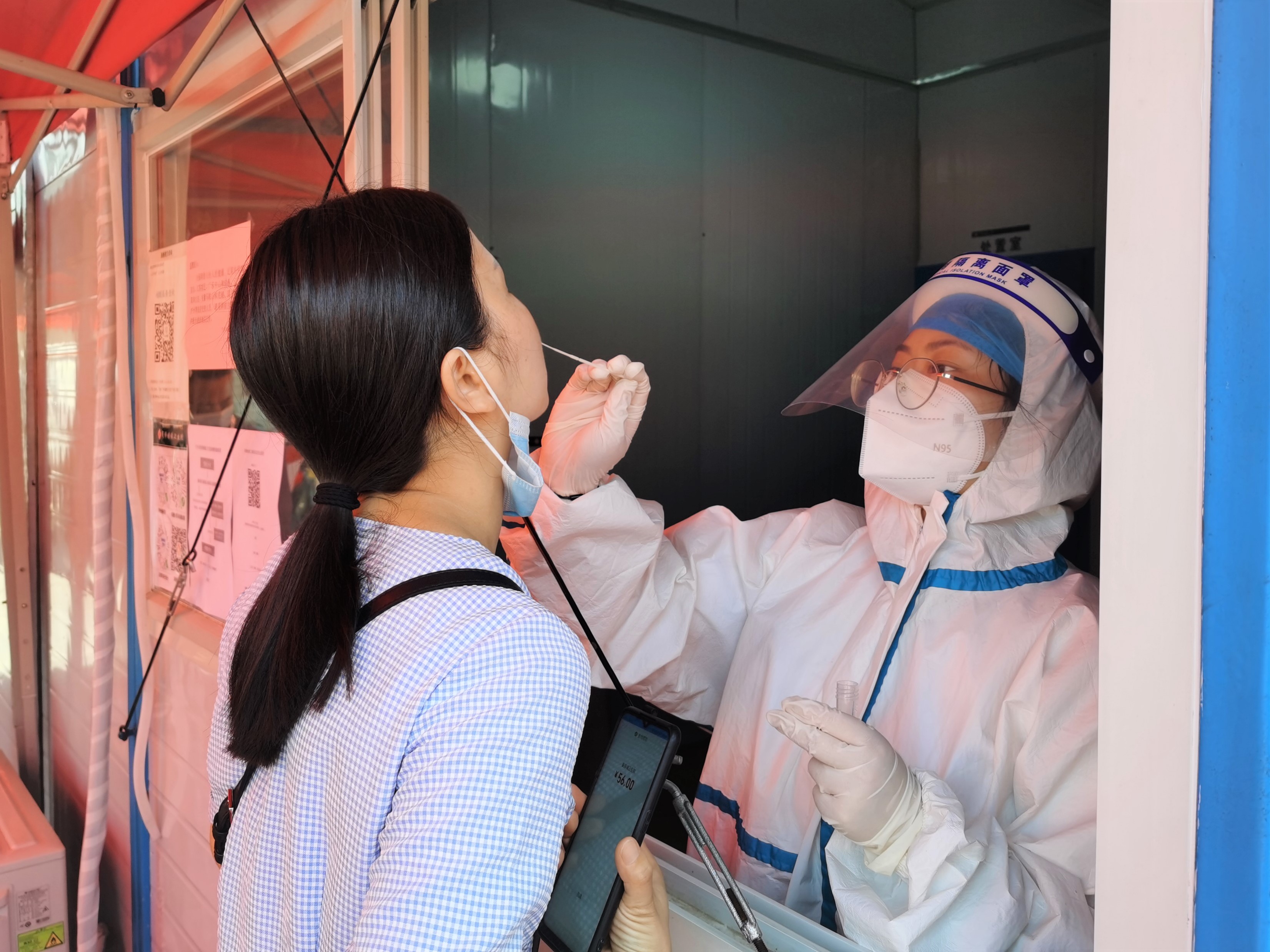 在宁乡市夏铎铺镇卫生院，医务人员正在为居民做核酸检测。 长沙晚报全媒体记者 张禹 通讯员 黄碧峰 摄影报道