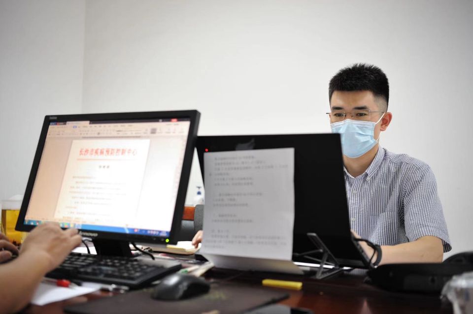段陈林主要负责流调协查函处理、机动队流调、疾病监测等工作。最近，疫情形势严峻，他每天都是清晨离家、午夜才回。均为长沙市疾控中心供图