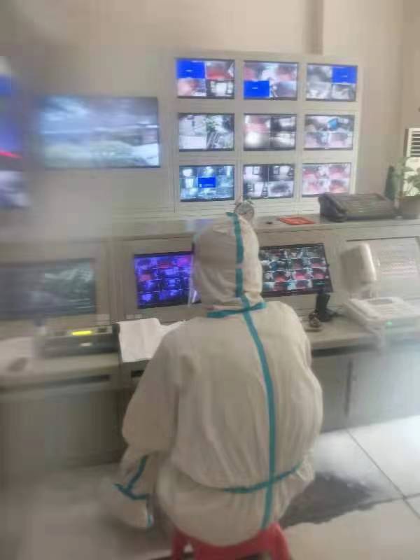 观看了6个小时的监控视频，段陈林和同事记下了满满的几页笔记，圆满完成了追踪密切接触者活动轨迹的记录，并完成流调报告。