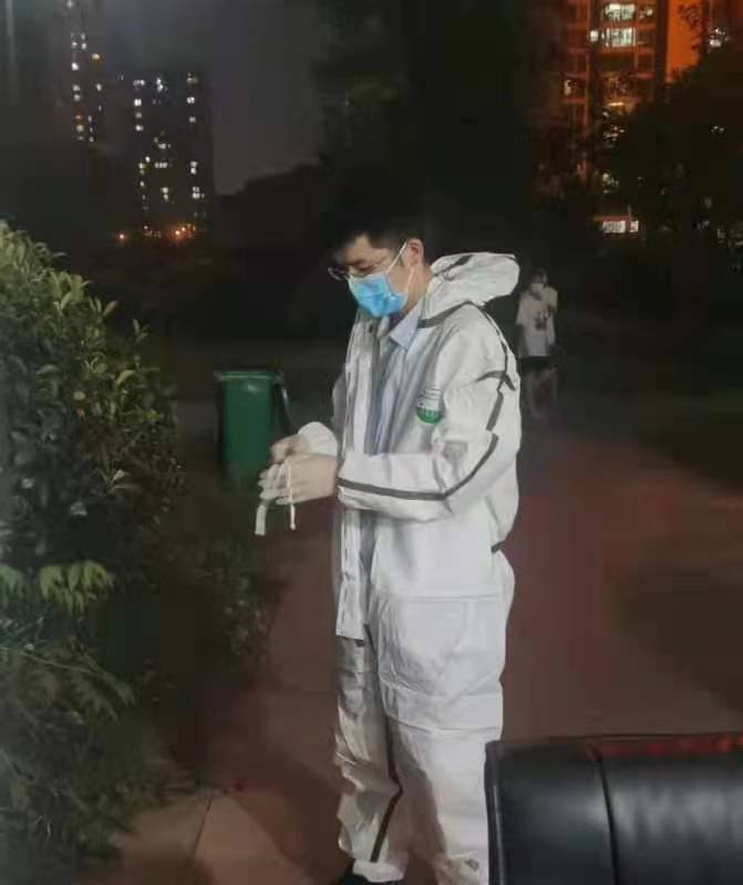 段陈林再次穿上防护服，马不停蹄开始核酸采样工作，直到晚上10时多。