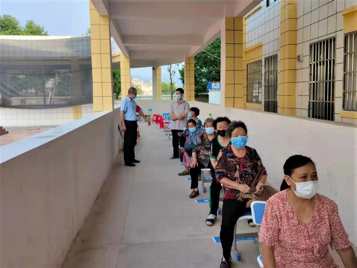 宁乡市巷子口镇党员干部通过政策宣讲、入户动员、专车接送等方式，让老年人群体打疫苗应接尽接，图为老人们坐着排队打疫苗。长沙晚报全媒体记者 张禹 通讯员 李琳 摄影报道