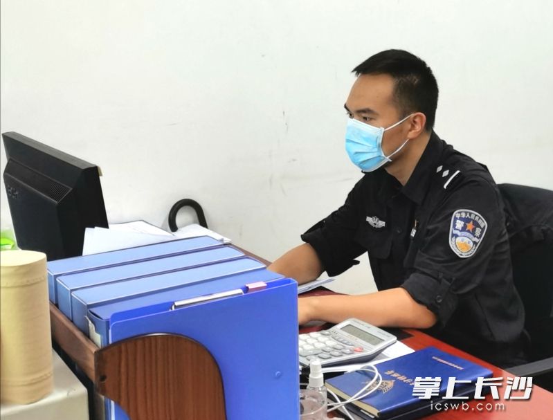 因为疫情防控的工作需要，段旖亮已经连续三天在支队值班备勤没有回家了。