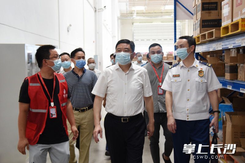 8月9日，市委常委、常务副市长夏建平（前排中）暗访督查安全生产工作。长沙晚报全媒体记者 刘琦 摄