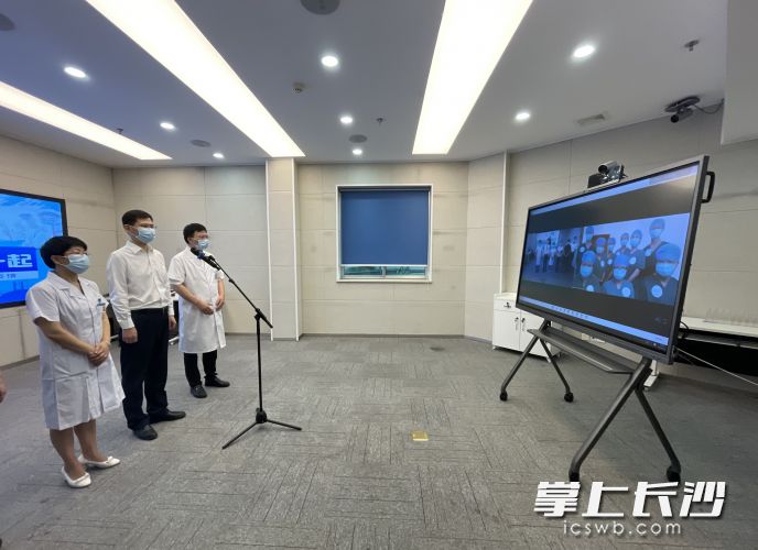 在长沙市第一医院，阚保勇同隔离病区医护人员视频连线。长沙晚报全媒体记者 唐朝昭 摄