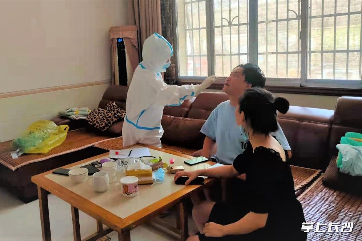 在宁乡市横市镇，医务人员上门为村民进行核酸检测。长沙晚报全媒体记者 张禹 通讯员 杨赛兰 摄影报道