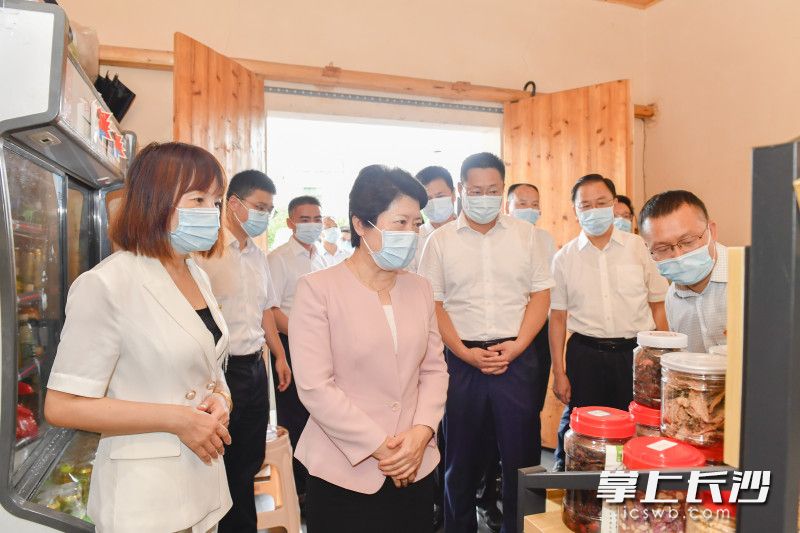 吴桂英在浏阳市永安镇芦塘村调研乡村振兴工作并督导检查农村疫情防控工作。长沙晚报全媒体记者 余劭劼 摄