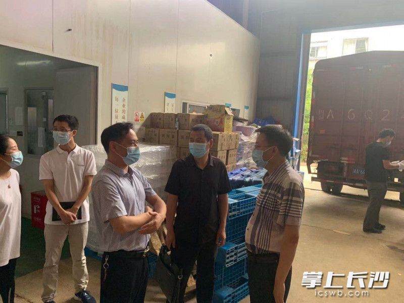 市应急管理局高新区分局负责人及工作人员到中大中雅提供安全服务。长沙晚报通讯员 曾红雨 供图