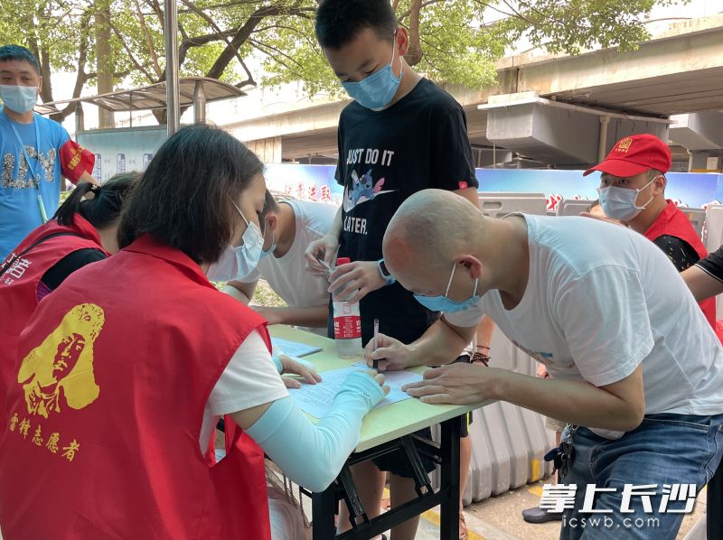 在长重社区卫生服务站，志愿者们正组织准备接种疫苗的市民登记相关信息。 长沙晚报全媒体记者 聂映荣 摄