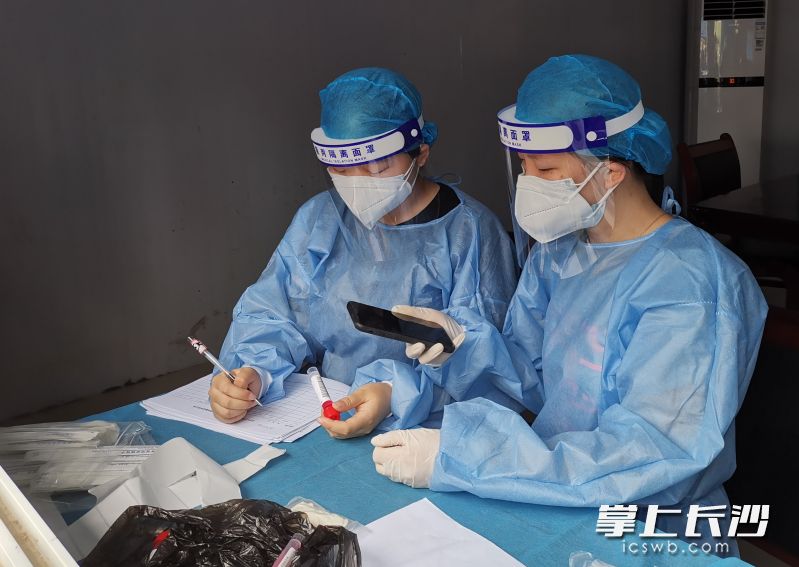 大学生志愿者协助工作人员登记信息。 受访者供图