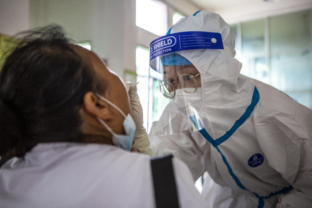 彭露在做核酸取样工作。 学校供图