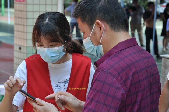 王楚楚在做志愿服务工作。 学校供图