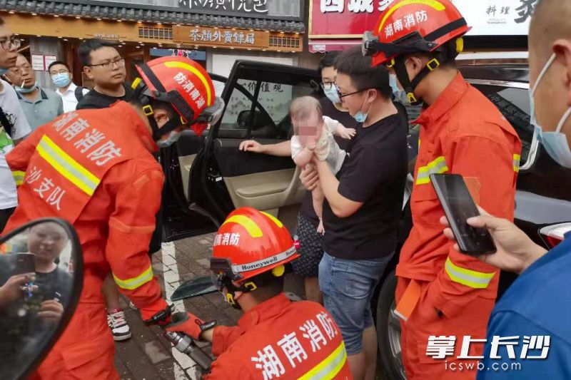 消防员破拆驾驶室玻璃成功后，婴儿被成功救出。均为长沙晚报通讯员 刘书径 供图