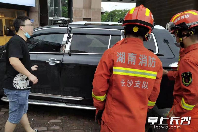婴儿被困车内，孩子的爸爸十分着急。