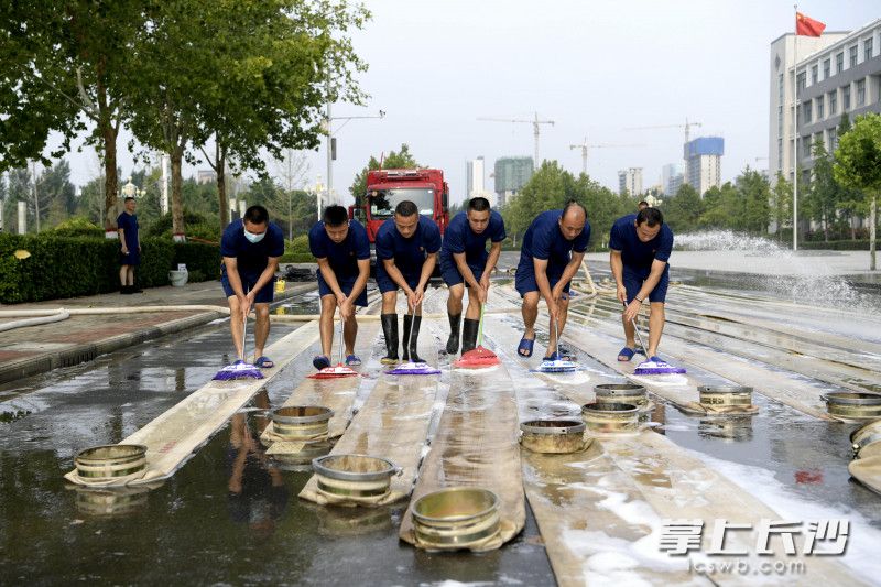 留守河南的消防指战员完成排涝任务后，对装备进行洗消。均为长沙晚报通讯员 唐雄杰 供图