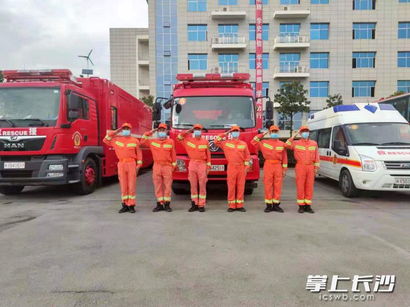 8月12日下午，书堂山消防救援站驰援河南的6名消防指战员返回长沙，进行隔离。