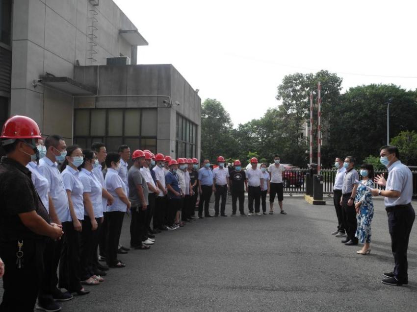12日，捐赠抗疫物资发车仪式在省住建厅举行。