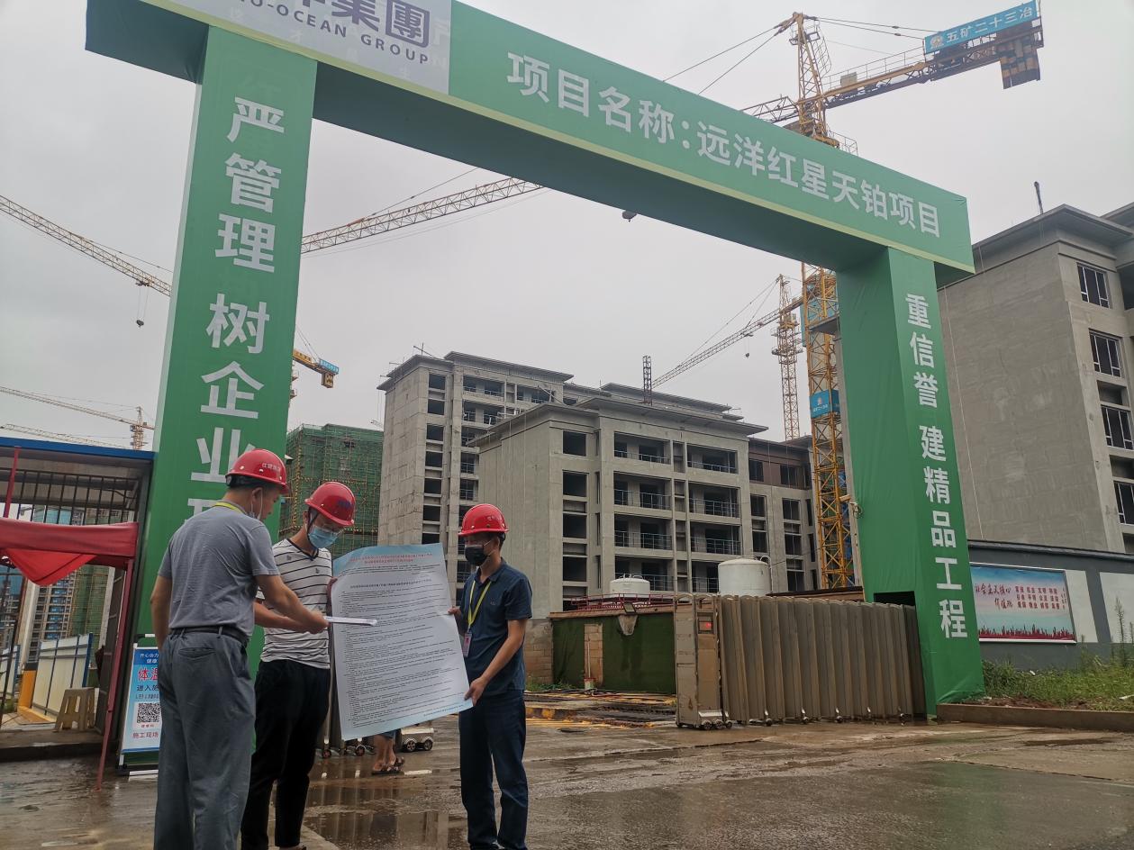 11日，长沙市住建行政执法局携带宣传资料和相关文件，来到其所辖项目工地，对工地现场的防疫措施、安全生产等各项工作落实情况进行全方面督查检查。