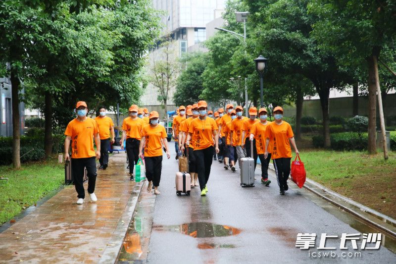 14天没回家的物业工作人员也提着大包小包踏上回家的路。