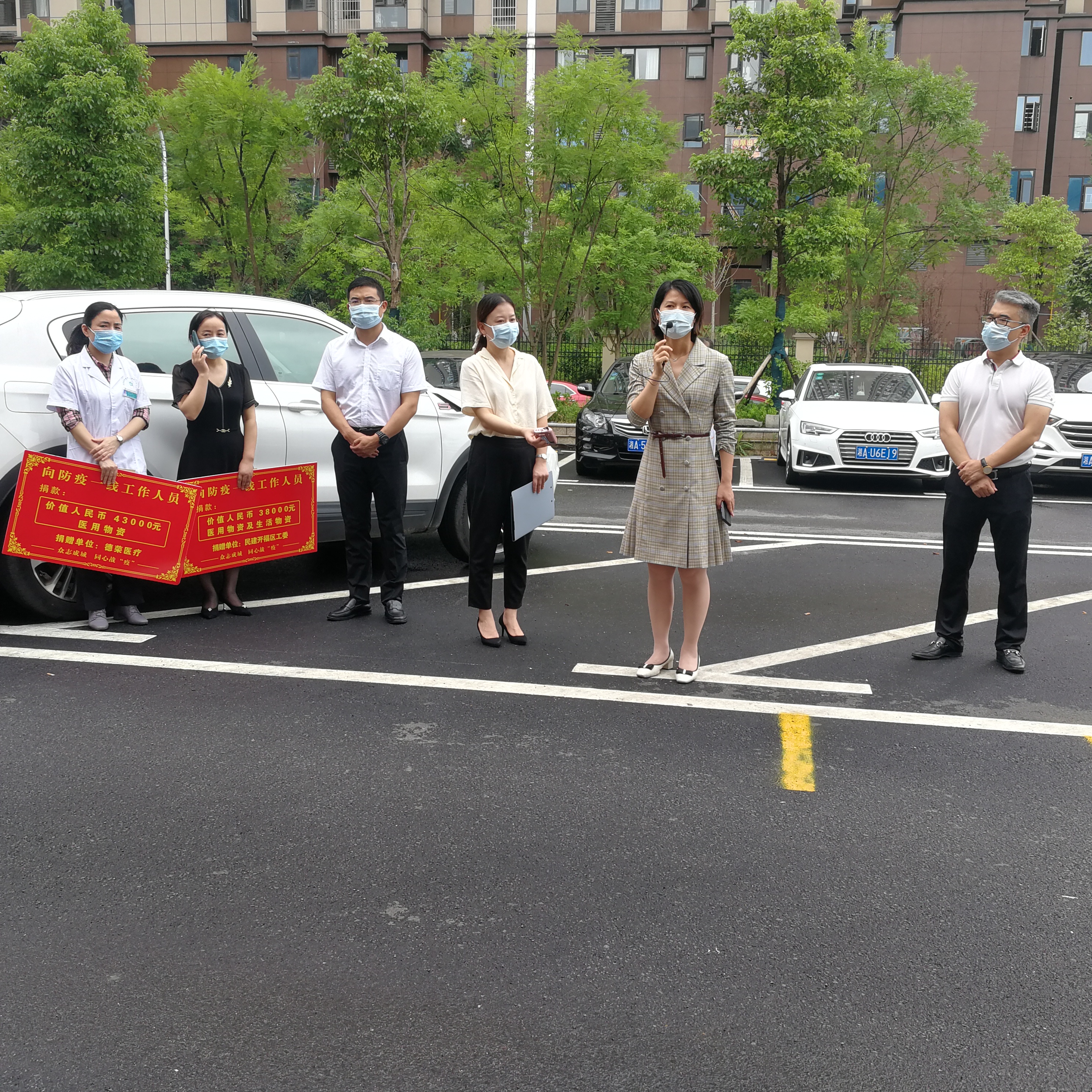 民建长沙市委会副主委、金霞经开区管委会主任朱江（右二）和部分民建企业家一道，来到开福区浏阳河街道社区卫生服务中心看望慰问抗疫一线医护人员。 长沙晚报全媒体记者 黎铁桥 摄 