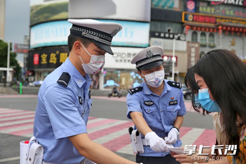 七夕前夕，交警为市民送上特别定制口罩。