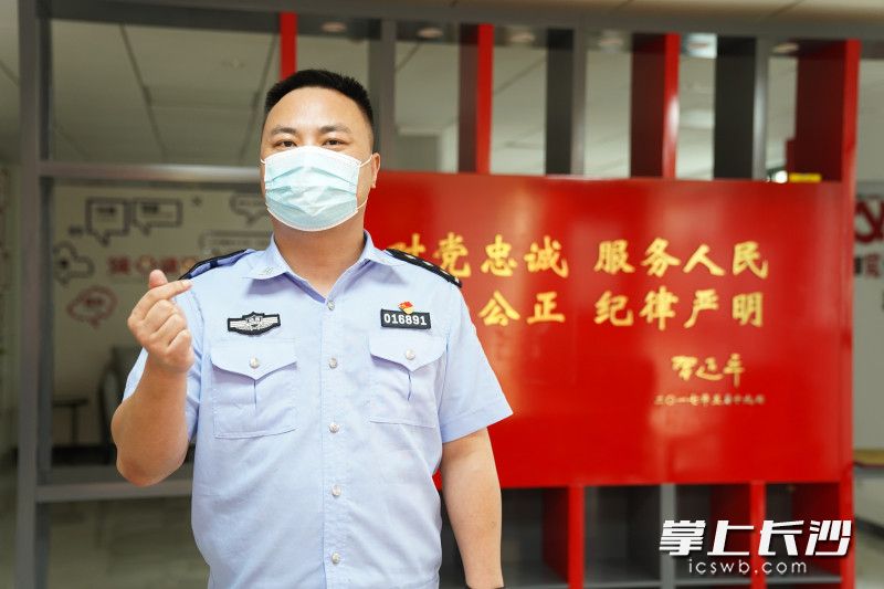 长沙市公安局开福分局新河派出所副所长秦升。长沙晚报全媒体记者 邓迪 摄