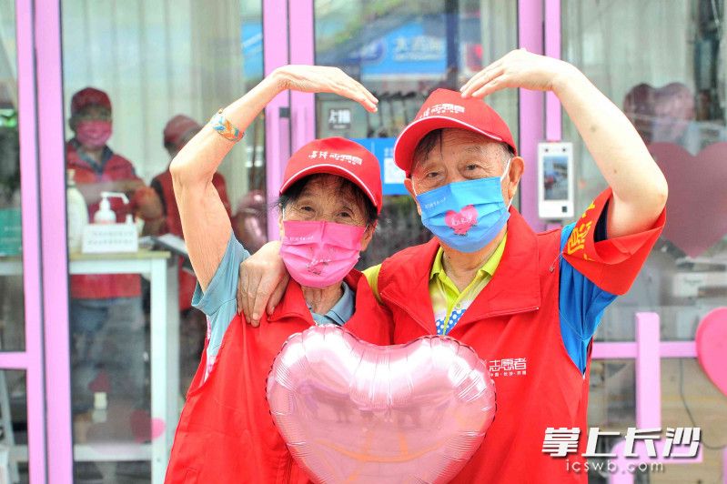 蔡发楚、刘镜辉夫妇比“心”传爱。 长沙晚报全媒体记者 贺文兵 摄