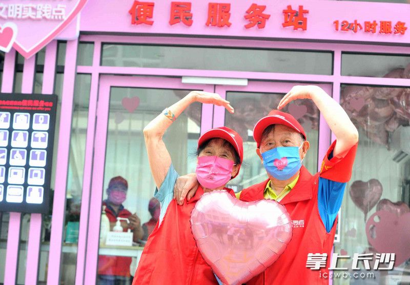蔡发楚、刘镜辉夫妇比“心”传爱。长沙晚报全媒体记者 贺文兵 摄