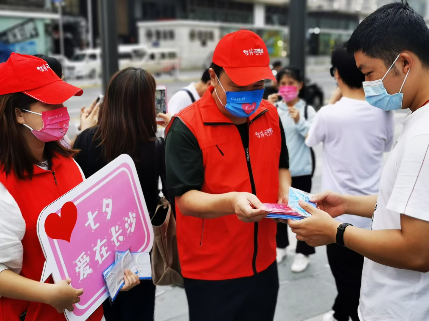 “中国好人”陈荣等防疫志愿者走上街头，为市民派发“爱心口罩”。