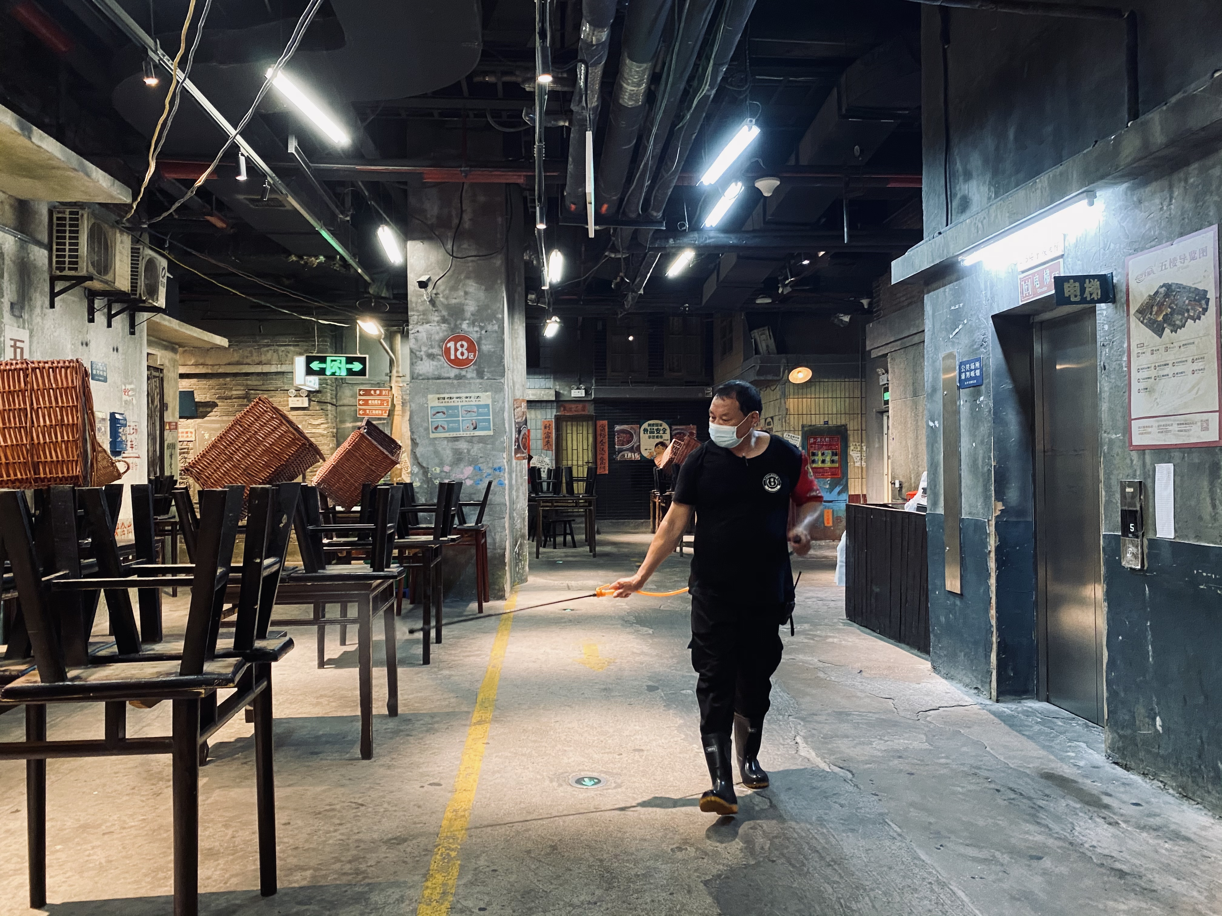 长沙文和友的工作人员每天四次对门店经营场所进行消毒。  长沙晚报全媒体记者  周辉霞 摄