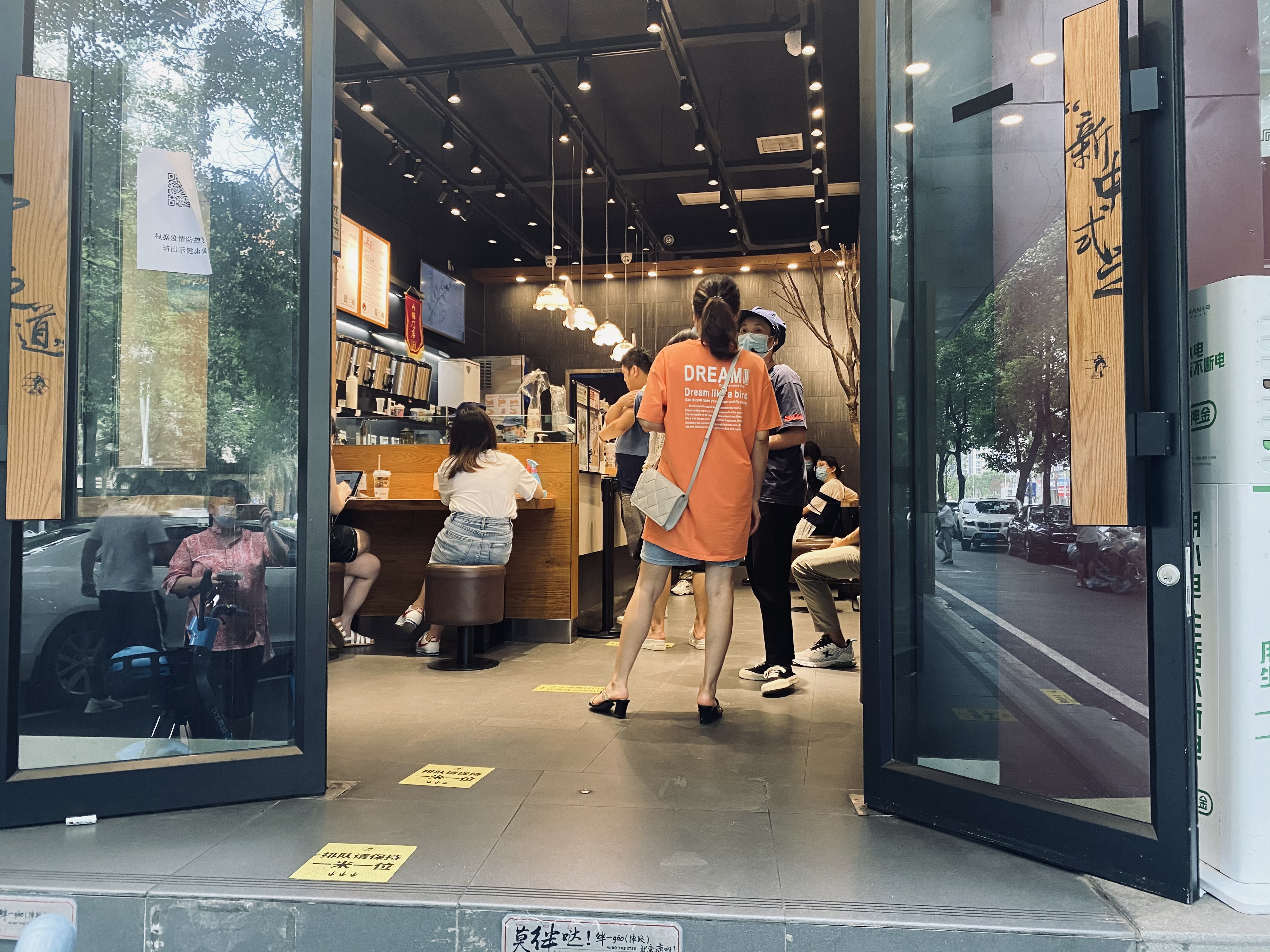茶颜悦色门店对入店顾客逐个查码。 长沙晚报全媒体记者 周辉霞 摄